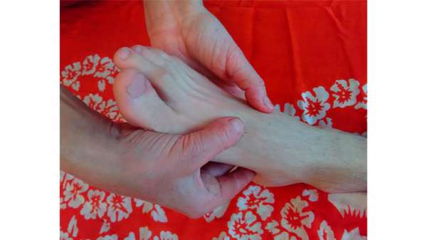 Massage Solo, détente des pieds avec Corinne Brieulle-Collas de l'association Souffle et Mouvement à Meucon.
