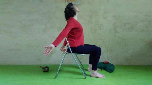 Yoga sur chaise avec Corinne Brieulle-Collas de l'association Souffle et Mouvement à Meucon.